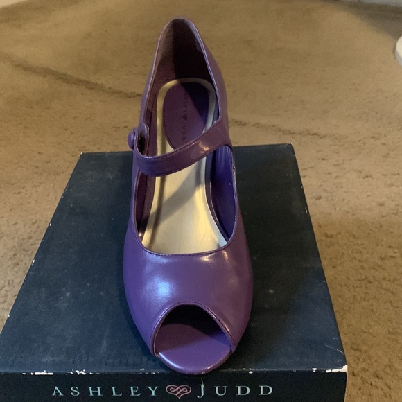 Shoes - Picture 2 of 4